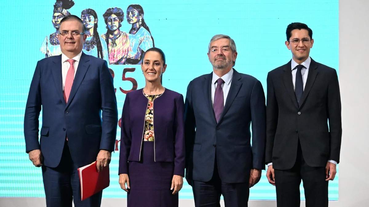 De izquierda a derecha, el secretario de Economía, Marcelo Ebrard; la presidenta Claudia Sheinbaum; el secretario de Relaciones Exteriores, Juan Ramón de la Fuente, y el subsecretario para América del Norte de la SRE, Roberto Velasco Álvarez, en la conferencia matutina en Palacio Nacional de este jueves 31 de julio de 2025