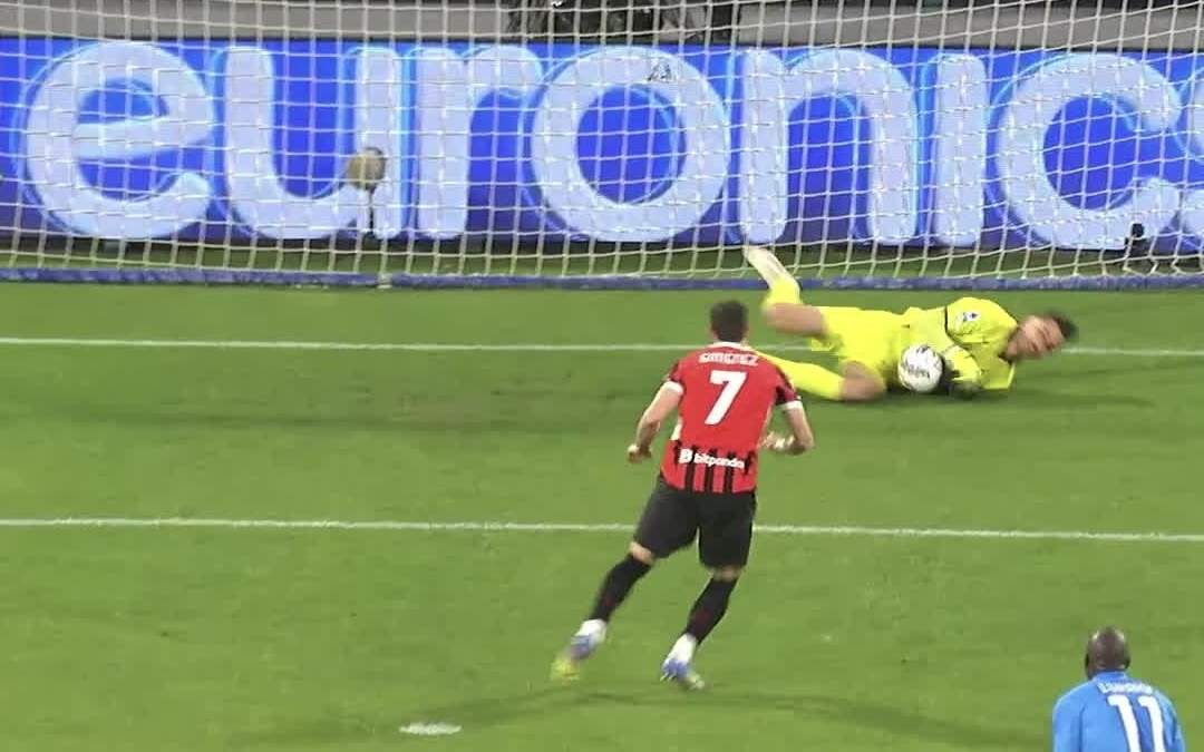Napoli derrotó 2-1 al Milan; Santiago Gimenez falló un penalti