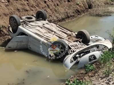Un joven manejaba alcoholizado y cayó al canal de Valentina Sur