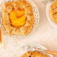 Tarta de duraznos rústica: una receta caserita y deliciosa, para disfrutar con unos buenos mates