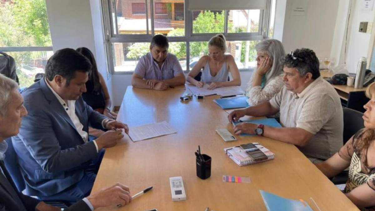 Representantes de ATE junto a funcionarios del gobierno durante la firma del Convenio Colectivo de Trabajo. Fuente: (ATE Neuquén).