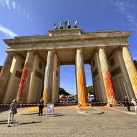 Activistas climáticos vandalizan Puerta de Brandeburgo en Berlín