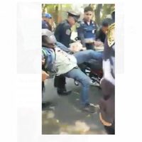 Exhiben uso excesivo de la fuerza de policías contra motociclista (Video)