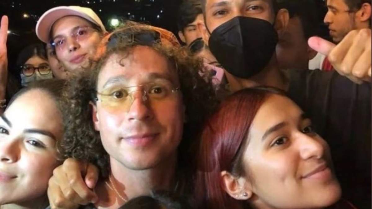 El youtuber Luisito Comunica mientras se tomaba fotografías con sus fans en Venezuela