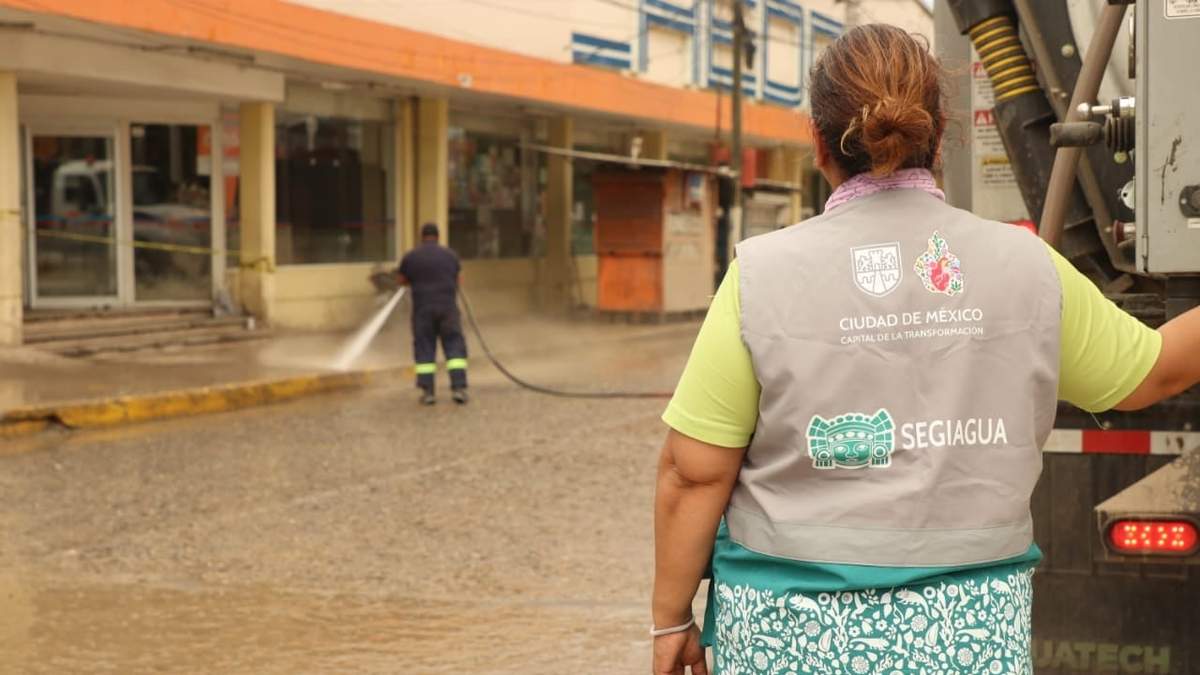 Equipos del gobierno de CDMX en Poza Rica