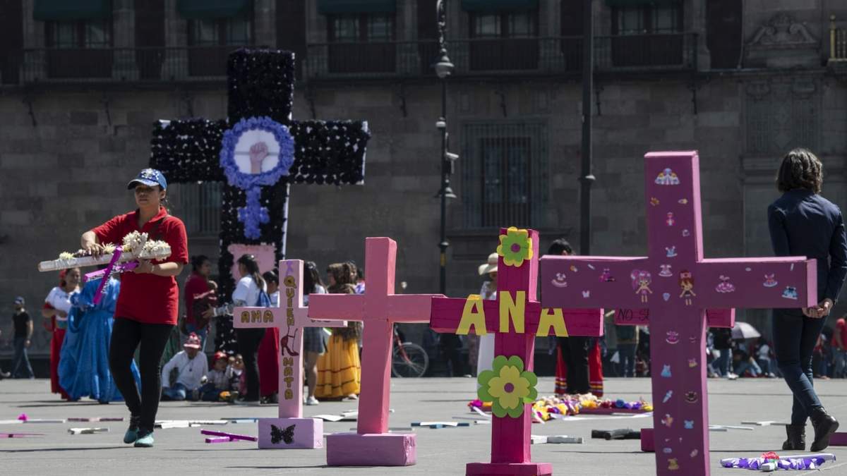 Protesta en la plancha del Zócalo por feminicidios