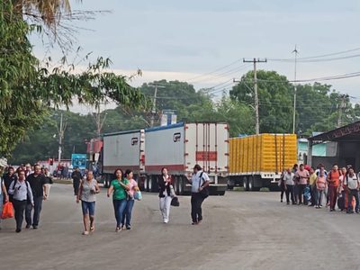 Bloquean la carretera Nacajuca-Villahermosa para exigir el cierre de empresa que contamina un arroyo