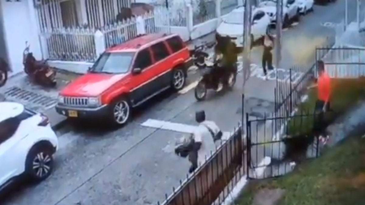 El momento en que un hombre derriba a dos asaltantes