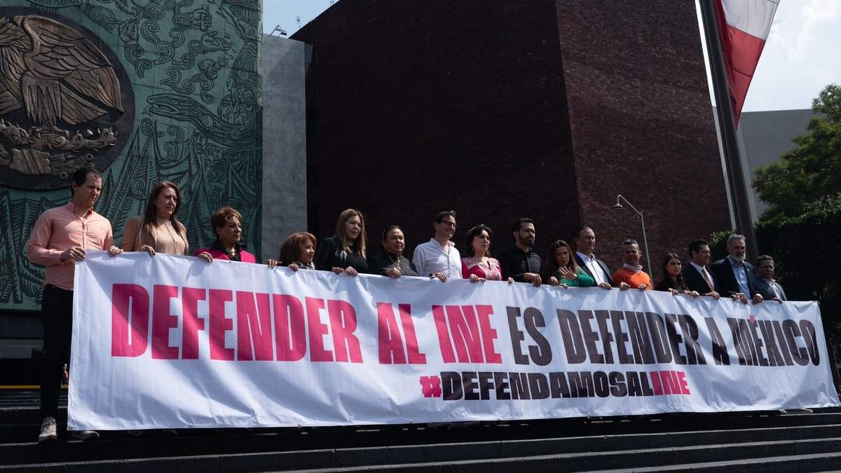 Diputados de Movimiento Ciudadano colocaron una manta en defensa del INE