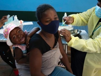 Sudáfrica alerta por nueva variante del coronavirus altamente contagiosa: esto es lo que hallaron