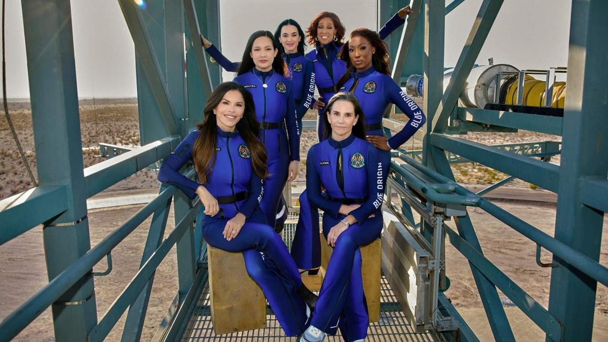 En imagen proporcionada por Blue Origin se muestra, en primera fila, sentadas, de izquierda a derecha: Lauren Sanchez y Kerianne Flynn y de pie, detrás, de izquierda a derecha: Amanda Nguyen, Katy Perry, Gayle King y Aisha Bowe, en el oeste de Texas