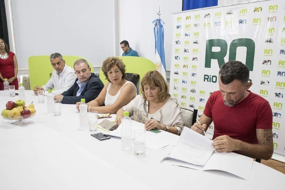 Firma del convenio en Río Negro Fuente: (Twitter)