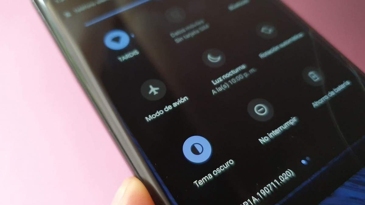El Modo Oscuro ya está disponible para los dispositivos Android. Fuente: (Twitter)