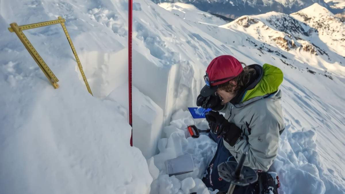 Especialistas investigan las capas de nieve para determinar el riesgo. Fuente: (Twitter)