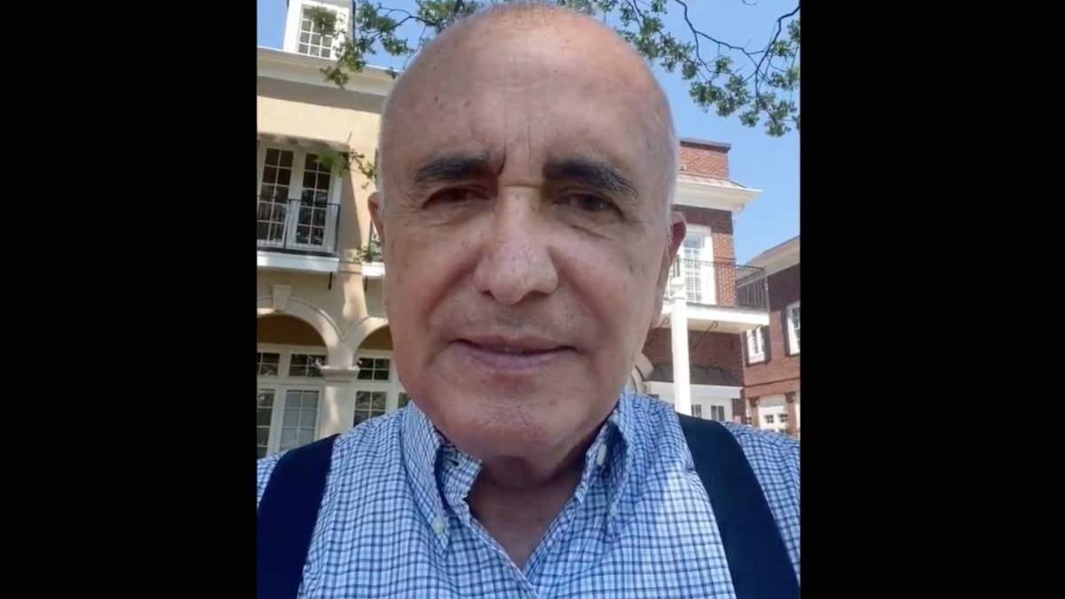 El conductor radiofónico en su video