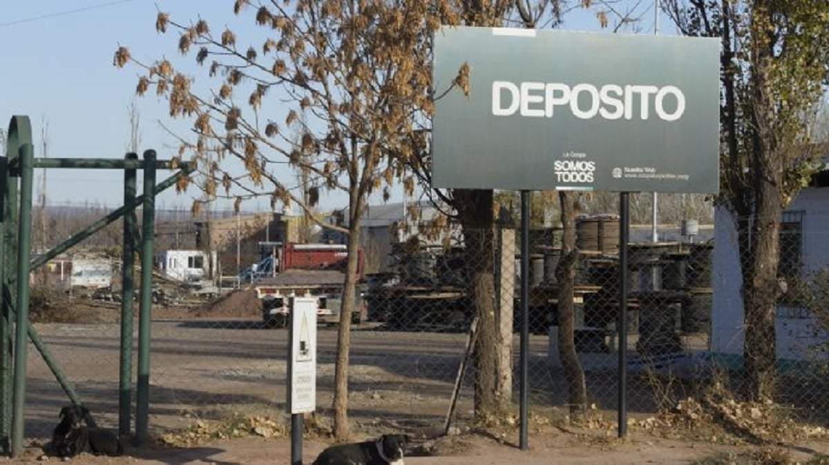 Los transformadores con PCB quedaron en el predio de la Cooperativa de Plottier. Fuente (Emiliano Ortiz)