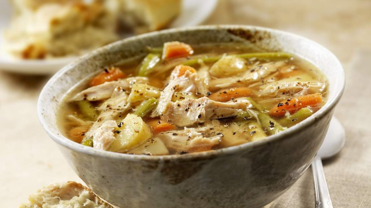 Sopa de pollo. Fuente: (X)