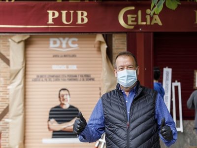 Pintan las persianas de los bares españoles con la imagen de sus dueños