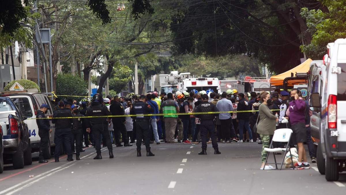 Policías en la zona en la que ocurrió la explosión este lunes