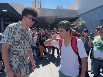 Influencer HotSpanish reta a joven a beber "el shot más picoso del mundo"; lo manda al hospital