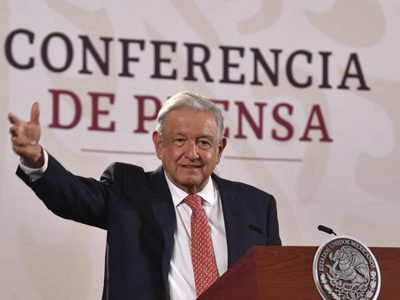 La marcha del "agrupamiento rosado" fue de incidentes menores con la CNTE: AMLO