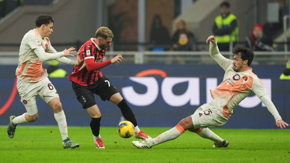 Santiago Giménez (centro) del AC Milan pugna el balón frente a Niccolo Pisilli (izquierda) y Mats Hummels de la Roma en los cuartos de final de la Copa Italia