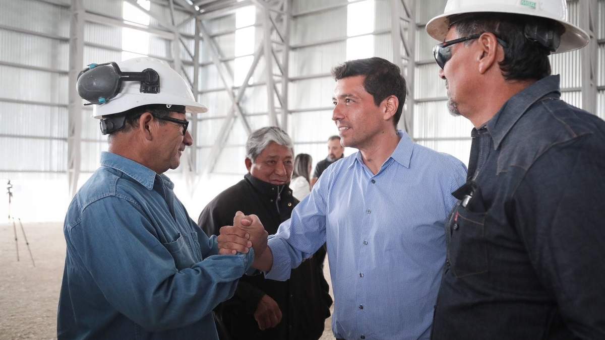 Marcos Koopmann con trabajadores. Fuente: (MPN)
