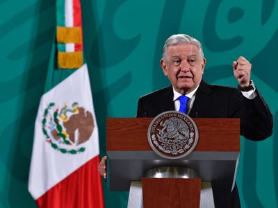 AMLO se define por mantener concesión a Telmex, icono de la política privatizadora de Salinas