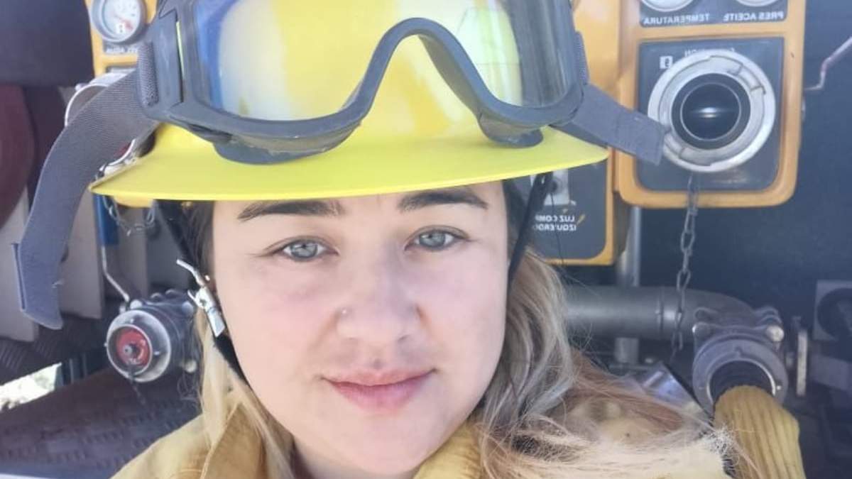 La joven bombera que apagó el fuego al Interior de una Araucaria-Araucana. Fuente: (Bomberos Voluntarios Pehuenia)