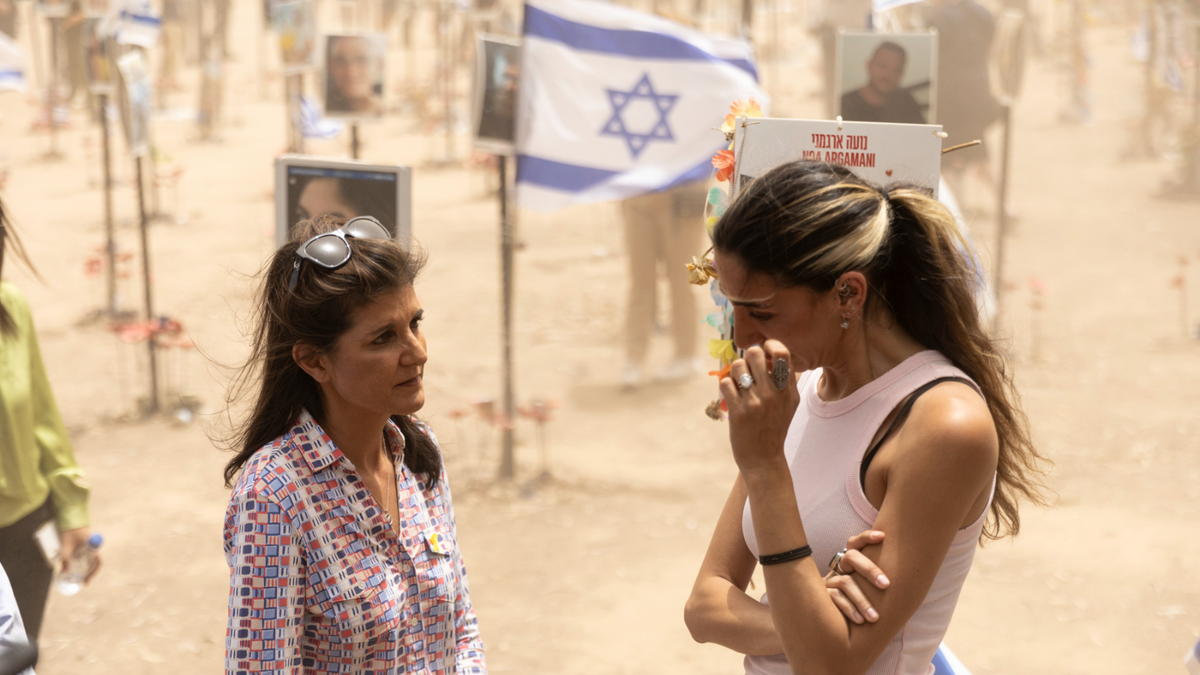 Nikki Haley se reúne con la sobreviviente del ataque de Hamas, Tali Biner, en el Festival 'Nova' el 27 de mayo