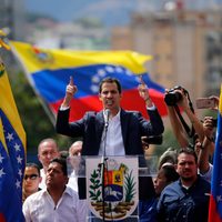 Con el respaldo de Trump, Juan Guaidó se proclama presidente de Venezuela; Maduro rompe con EU