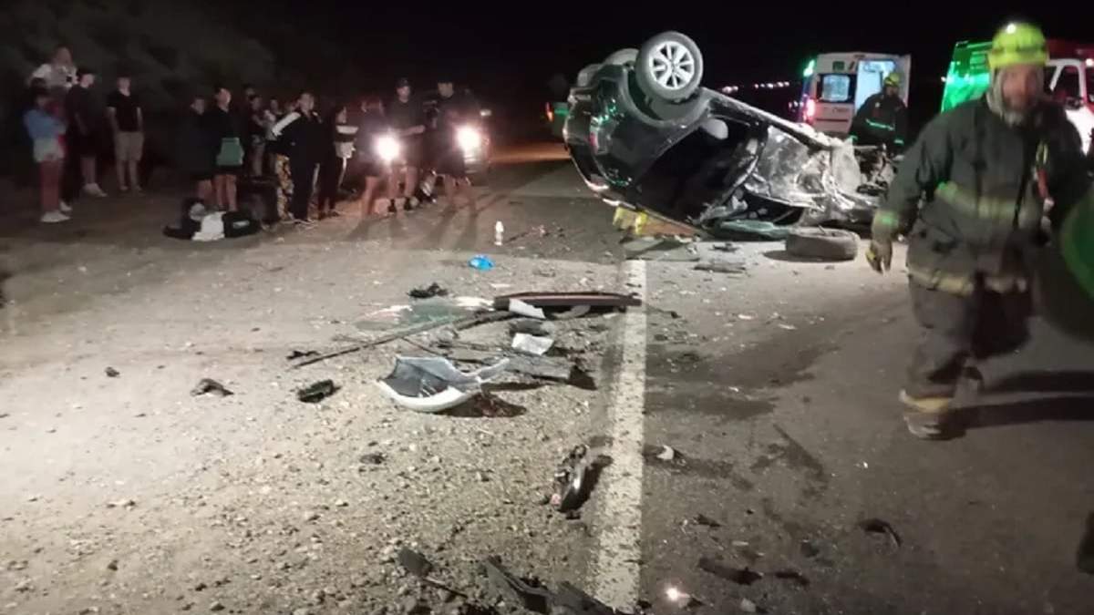 El Renault Sandero destrozado y volcado sobre la cinta asfáltica. Fuente (LMNeuquén)