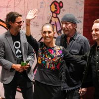 Sheinbaum visita el Street Child World Cup acompañada de U2 (Video)