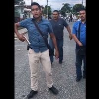 Escoltas de candidato del PVEM en Veracruz agreden a golpes a ciudadanos y les cortan cartucho (Video)