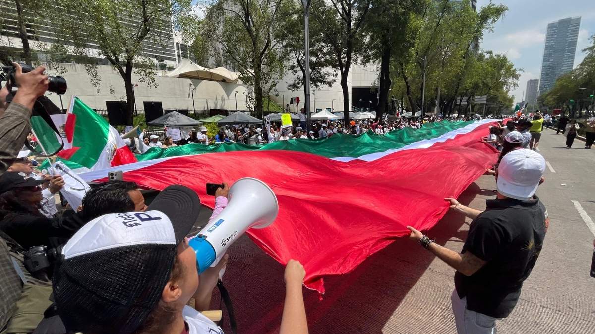 Protestas en la sede del Senado de la República en el Paseo de la Reforma y la avenida Insurgentes