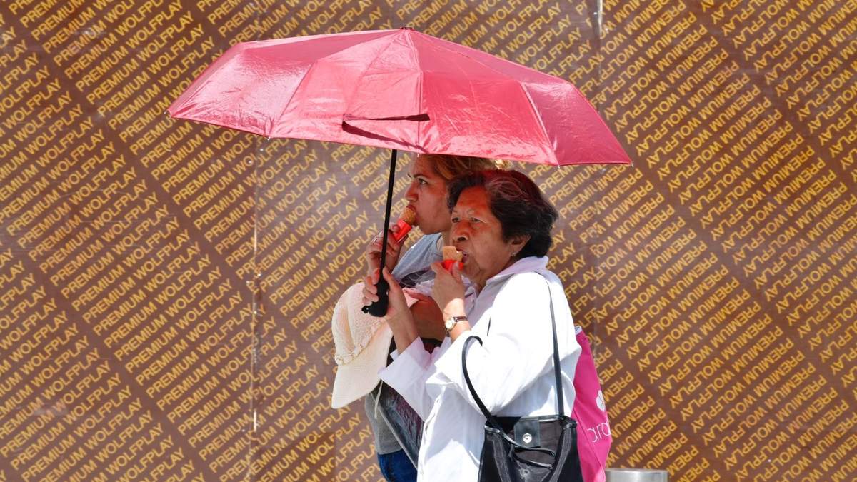 Ola de calor en la CDMX: Sombrilla y helado contra los rayos solares