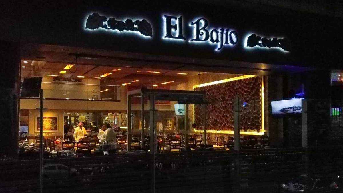 Peritos de la Fiscalía de la CDMX en el restaurante donde fue ejecutado un hombre