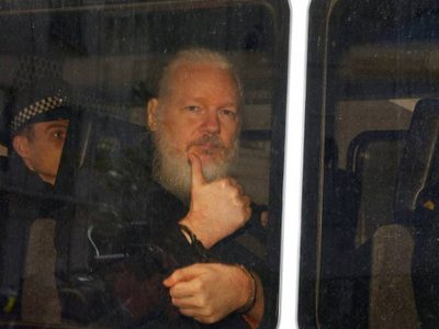 Policía británica detiene a Julian Assange; EU pide su extradición (Video)