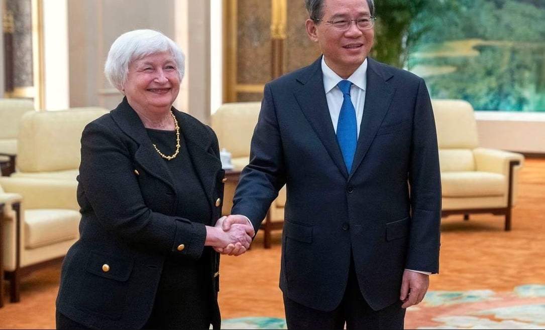 La secretaria Janet Yellen y el primer ministro chino Li Qiang, en Beijing