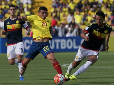 Muere en ataque futbolista Mario Pineida del club Barcelona de Ecuador