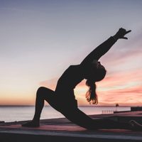 Apto para principiantes: 7 posturas de yoga que podés hacer en casa para favorecer el metabolismo