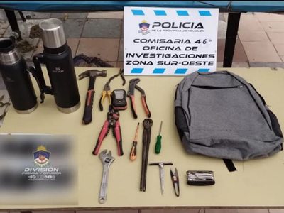 En un allanamiento en Plottier, la policía demoró a dos personas y secuestró elementos robados y droga