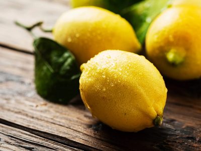 No tirés los limones usados y sin jugo: prepará un delicioso condimento con esta receta simple