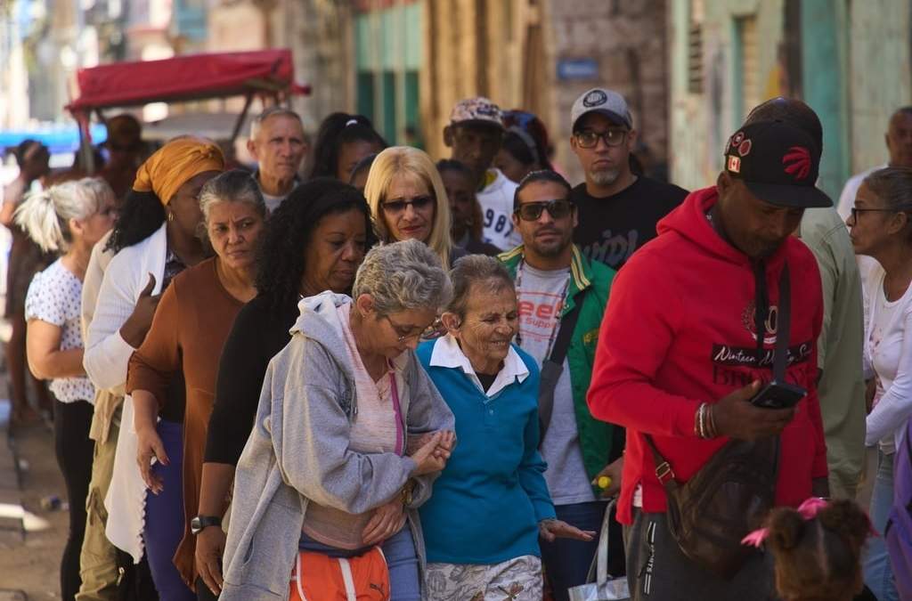 La gente hace fila para entrar a una oficina gubernamental en La Habana, Cuba, el miércoles 11 de febrero de 2026