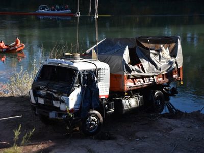 Sacaron el camión que estaba en el lecho del río Neuquén