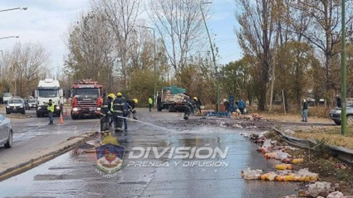 Limpieza urbana tuvo que trabajar en la zona donde el camión perdió la mercadería.
