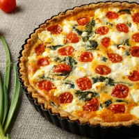 Tarta de cebolla y tomates cherrys: extrajugosa y rendidora para tu próxima cena en familia