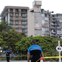El derrumbe de un edificio residencial en Miami deja un muerto y varios heridos