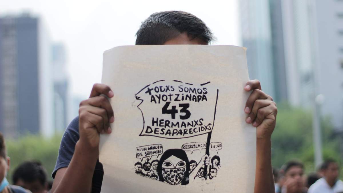 La marcha del 26 de septiembre de 2021, que fue encabezada por las familias de los normalistas, avanzó bajo la consigna: “Vivos se los llevaron, vivos los queremos”