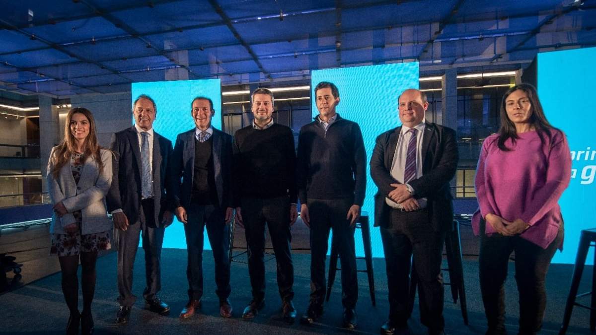 Omar Gutiérrez y funcionarios nacionales durante el lanzamiento de la temporada invernal. Fuente: (Twitter)